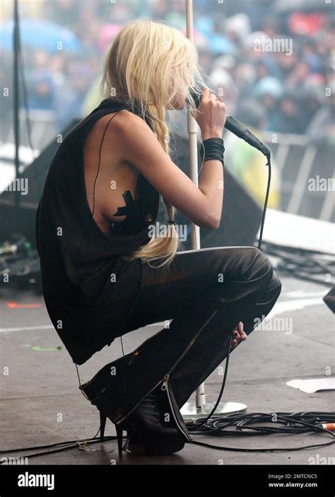 Taylor Momsen Rocks Black Tape, Nothing Else at。